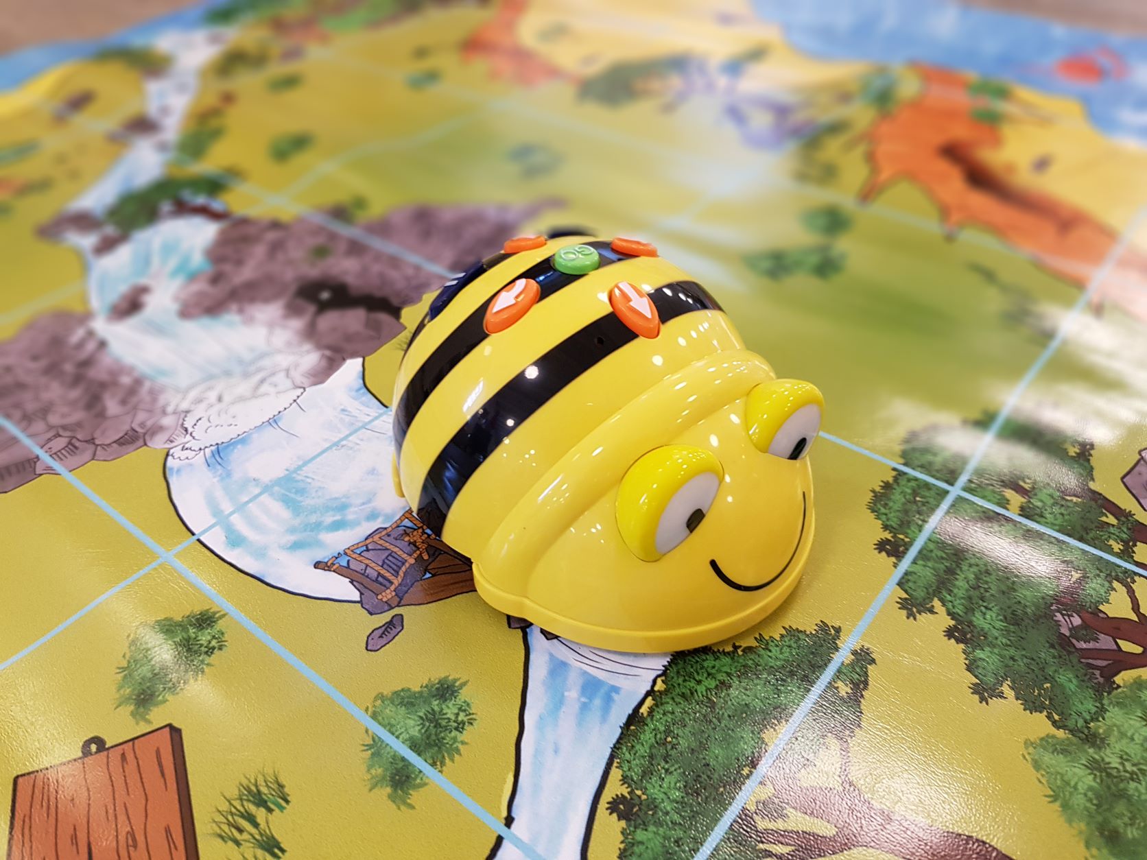 BeeBots - spielerische Einblicke in elementare Robotik in der Stadtbücherei Rendsburg.