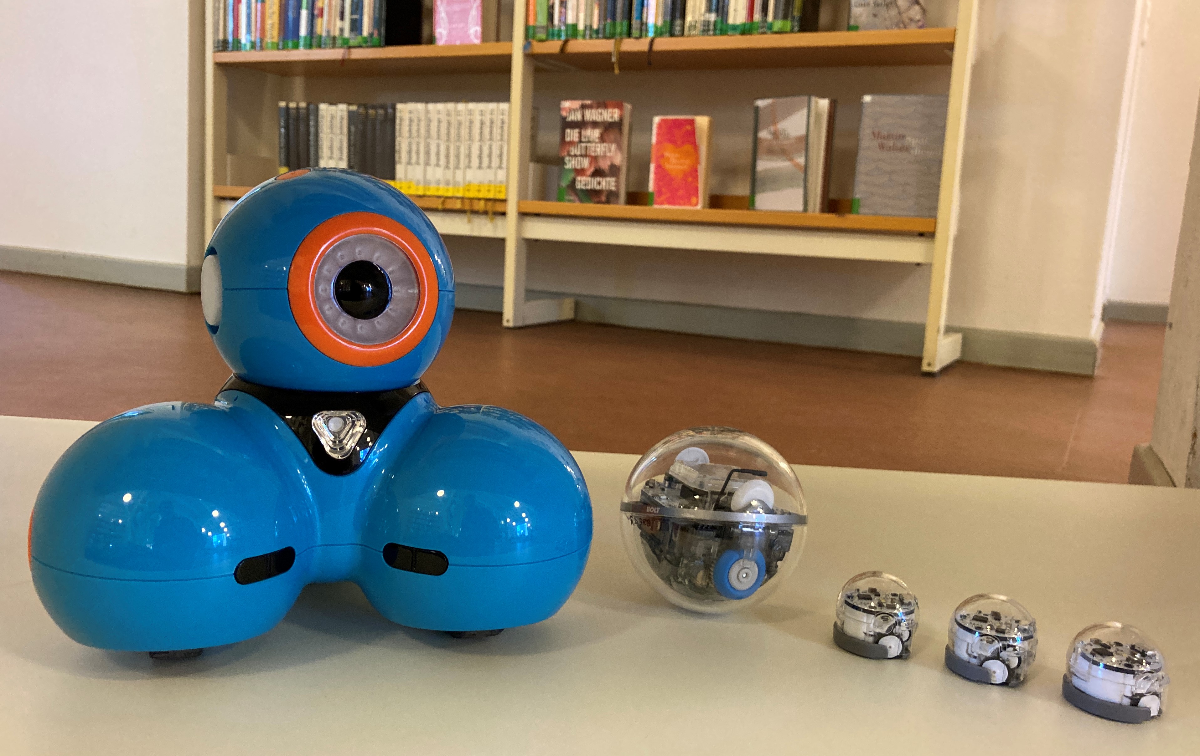 Spiel und Spaß mit Ozobot, Sphero BOLT und Dash in der Stadtbücherei Rendsburg.